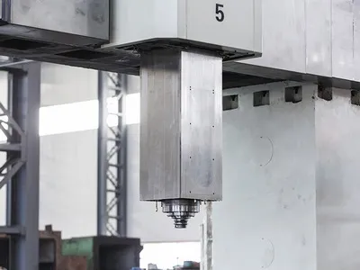 Mandrinadora-fresadora CNC tipo pórtico (pórtico móvil y mesa fija)